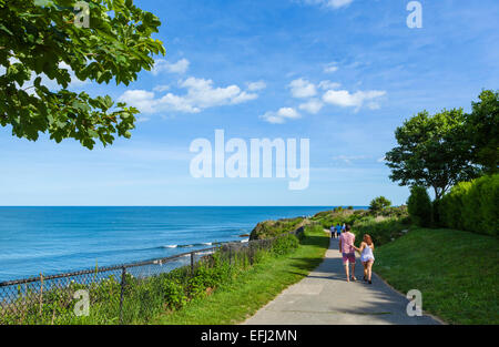 Cliff Walk, aus denen ein Großteil der historischen Villen Bellevue gesehen werden kann, Newport, Rhode Island, USA Stockfoto