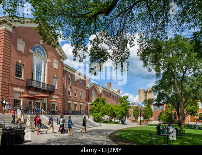 Studenten kommen aus Faunce Halle / Stephen Robert 62 Campus Center, College Green, Brown University, Providence, RI, USA Stockfoto