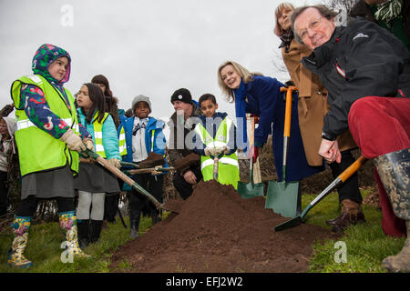 Bristol, UK. 5. Februar 2015. Umwelt-Sekretärin, Elizabeth Truss gepflanzt den 1-millionsten Baum im Rahmen der Defra-geführten großen Baum Pflanze Regelung, die im Jahr 2010 begann. Die Zeremonie in Bristol Eastville Park wurde von lokalen Demonstranten entführt, die gegen ein neues Bus-System sind, die Zerstörung von Grünflächen, die derzeit von lokalen Community-Projekt, Feed Bristol verwendet wird.  Anwesend bei der Zeremonie wurde auch von der Forestry Commission Bürgermeister George Ferguson, Pauline Black des Werks Big Tree und Sir Harry Studholme gewählt. Bildnachweis: Redorbital Fotografie/Alamy Live-Nachrichten Stockfoto