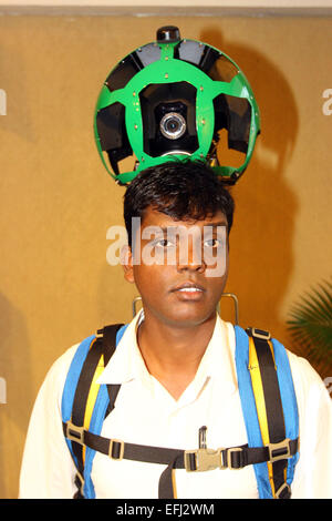 Dhaka, Bangladesch. 5. Februar, 2015. Ein Mann von Google mit Google Street View Trekker Rucksack. Stockfoto