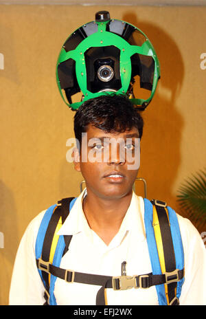 Dhaka, Bangladesch. 5. Februar, 2015. Ein Mann von Google mit Google Street View Trekker Rucksack. Stockfoto