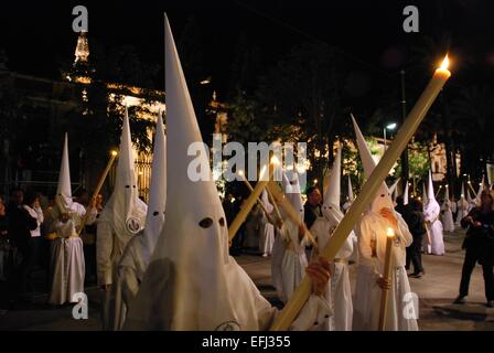 Mitglieder der Bruderschaft Candelaria in der Nacht während der Santa Semana, Sevilla, Provinz Sevilla, Andalusien, Spanien, Westeuropa. Stockfoto
