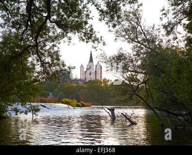 Blick über den Fluss Lahn in Richtung Dom zu Limburg, St. Georgs Cathedral, Limburg, Lahn, Westerwald, Hessen, Deutschland, Europa Stockfoto