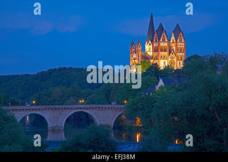 Blick auf die Alte Lahnbruecke-Brücke und der Lahn im Dom zu Limburg am Abend St. Georgs Cathedral, Limburg, Lahn, Stockfoto