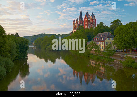 Blick von der Alte Lahnbruecke-Brücke über den Fluss Lahn in Richtung Dom zu Limburg, Limburg, Lahn, St. Georgs Cathedral, West Stockfoto