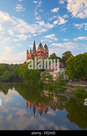 Blick von der Alte Lahnbruecke-Brücke über den Fluss Lahn in Richtung Dom zu Limburg, Limburg, Lahn, St. Georgs Cathedral, West Stockfoto