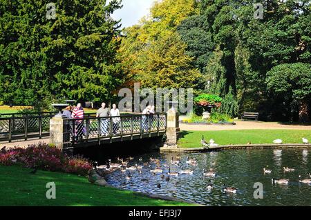 Touristen stehen auf dem Steg in Pavilion Gardens, Buxton, Derbyshire, England, Großbritannien, Westeuropa. Stockfoto