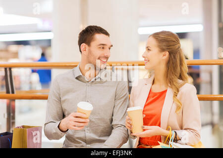 Brautpaar mit Einkaufstüten, Kaffee trinken Stockfoto