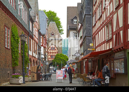 Bahnhofstrasse mit Fachwerkhäusern und Leonhardsturm Turm oder Neue Pforte, Herborn, Westerwald, Hessen, Deutschland, Europa Stockfoto