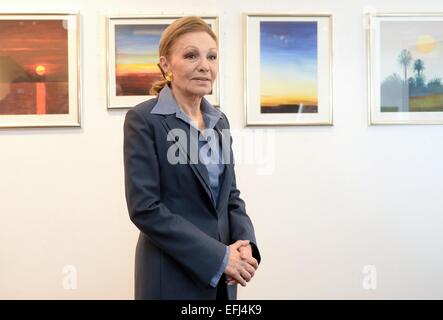 Die Witwe des Schahs, ehemalige Epress von Persien, Farah Diba Pahlavi präsentiert 5 limitierte Lithographien basierend auf ihren Bildern in Berlin, 5. Februar 2015. Erlöse aus dem Verkauf gehen an "Alireza Pahlavi Foundation", benannt nach ihrem Sohn. Foto: BRITTA PEDERSEN/dpa Stockfoto