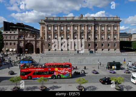 Touristenbusse vor Riksdaghuset, Parliament House, Regierungsgebäude, Helgeandsholmen, Stockholm, Schweden Stockfoto