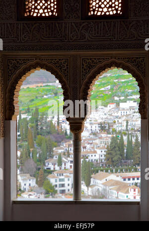 Blick auf Granaga durch Fenster der Alhambra-Palast Stockfoto