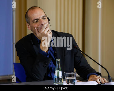 Berlin, Deutschland. 5. Februar 2015. Finanzminister Wolfgang Schäuble (CDU) und Yanis Varoufakis, griechische Finanzminister während der Pressekonferenz nach dem bilateralen Treffen im Ministerium der Finanzen in Berlin, Deutschland am 5. Februar 2015 realisiert. / Bild: Yanis Varoufakis, griechische Minister der Finanzierung während der Pressekonferenz zur Seite Bundesfinanzminister Schäuble. © Reynaldo Chaib Paganelli/Alamy Live News Bildnachweis: Reynaldo Chaib Paganelli/Alamy Live-Nachrichten Stockfoto