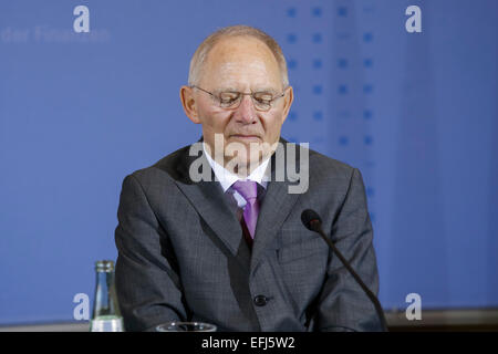 Berlin, Deutschland. 5. Februar 2015. Finanzminister Wolfgang Schäuble (CDU) und Yanis Varoufakis, griechische Finanzminister während der Pressekonferenz nach dem bilateralen Treffen im Ministerium der Finanzen in Berlin, Deutschland am 5. Februar 2015 realisiert. / Foto: Wolfgang Schäuble (CDU), Finanzminister, beiseite Yanis Varoufakis, griechische Finanzminister, während der gemeinsamen Pressekonferenz in Berlin. © Reynaldo Chaib Paganelli/Alamy Live News Bildnachweis: Reynaldo Chaib Paganelli/Alamy Live-Nachrichten Stockfoto