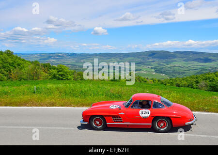 Mercedes-Benz 300 SL, W 198, Oldtimer, Rennwagen, Autorennen, Mille Miglia 2014, 1000 Miglia, 1000 Meilen in der Nähe von Radicofani Stockfoto