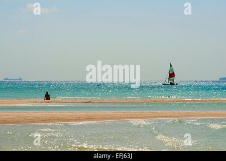 Segelboot auf glitzernde Meer, Paradise Island, Malediven Stockfoto