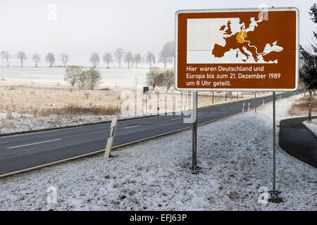 Ein Wegweiser zeigt an der ehemaligen Grenze zwischen Ost- und Westdeutschland, Nentschau, Bayern, Deutschland Stockfoto