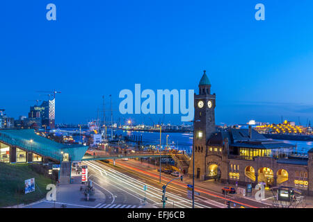 Der Hamburger Hafen mit Elbphilharmonie und Landungsbrücken, Landungsbrücken, Hamburg, Deutschland Stockfoto