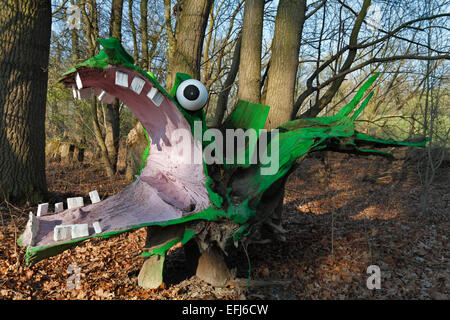 Grüne Drachen Skulptur aus einer gemalten Baumwurzel, figurative Kunst, hergestellt aus natürlichen Strukturen, mittlere Elbe-Biosphärenreservat Stockfoto