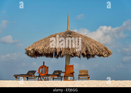 Sonnenschirm, Sonnenliegen und einen Rettungsring am Strand, Paradise Island, Malediven Stockfoto