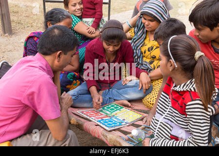 Indien, Agra, Uttar Pradesh Familie Brettspiel Stockfoto