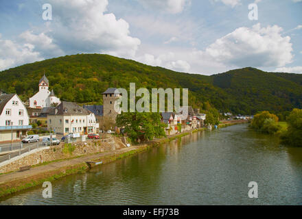 Dausenau ein der Lahn mit Kirche St. Kastor, Stadttor und 1100 Jahre alte Eiche, Dausenau, Westerwald, Rheinland-Pfalz Stockfoto