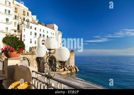 Reisen Sie in Italien, Aussicht auf wunderschöne Amalfi Stadt, in der Costiera Amalfitana, Golf von Sorrent. Campanira, Italien. Stockfoto