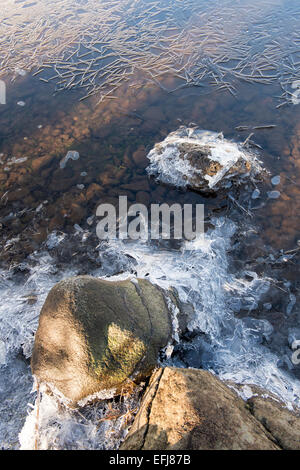 Eis im Winter über die Felsen am Ufer von Loch Awe bilden. Argyll and Bute, Scotland. Stockfoto