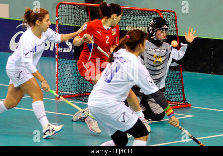 Nitra, Slowakei. 5. Februar 2015. Von links nach rechts: Samira Neher (ITA), Zuzana Hubackova (CZE), Cristina Di Cola (ITA) und Torhüter Alberta Franco (ITA) in Aktion während Frauen Floorball Weltmeisterschaft Qualifikation entspricht Tschechien Vs Italien in Nitra, Slowakei, auf Donnerstag, 5. Februar 2015. © Jan Koller/CTK Foto/Alamy Live-Nachrichten Stockfoto