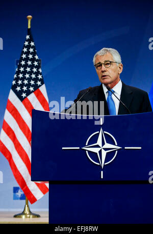 (150205)--Brüssel, 5. Februar 2015 (Xinhua)--US-Verteidigungsminister Chuck Hagel spricht während einer Pressekonferenz im NATO-Hauptquartier in Brüssel, Hauptstadt von Belgien, 5. Februar 2014. Hier versammelt sich NATO-Verteidigungsminister am Donnerstag um die Umsetzung des Aktionsplans der Bereitschaft und der Ukraine-Krise zu diskutieren. (Xinhua/Zhou Lei) Stockfoto