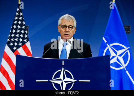 (150205)--Brüssel, 5. Februar 2015 (Xinhua)--US-Verteidigungsminister Chuck Hagel spricht während einer Pressekonferenz im NATO-Hauptquartier in Brüssel, Hauptstadt von Belgien, 5. Februar 2014. Hier versammelt sich NATO-Verteidigungsminister am Donnerstag um die Umsetzung des Aktionsplans der Bereitschaft und der Ukraine-Krise zu diskutieren. (Xinhua/Zhou Lei) Stockfoto