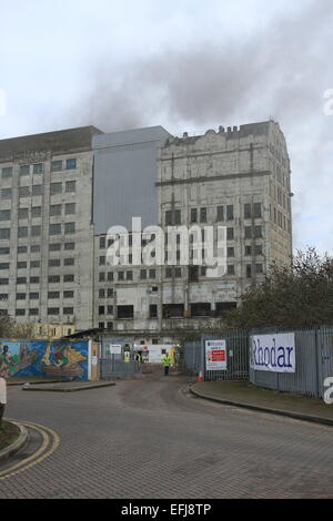 London, UK. 5. Februar 2015. Millennium Mills, Cannning Stadtbrand sieht 8 Feuerwehrautos und fast 60 Feuerwehrleute bekämpfen das Feuer. Die Feuerwehr wurde alarmiert, um das Feuer in den ganzen 12:30hrs am Donnerstagnachmittag. Das Feuer wird berichtet, dass in den vierten und fünften Stock von der halben million sq ft Denkmalschutz eingedämmt haben. Eine Feuer-Ermittlungsgruppe sandte der Szene zu bestimmen, die Ursache für den Brand. Bildnachweis: HOT SHOTS/Alamy Live-Nachrichten Stockfoto