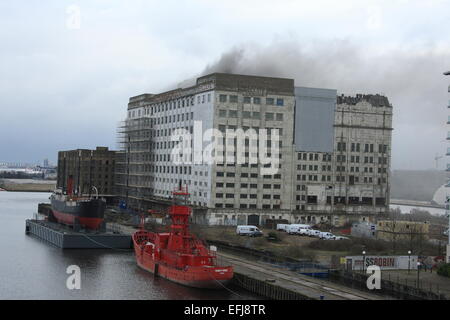 London, UK. 5. Februar 2015. Millennium Mills, Cannning Stadtbrand sieht 8 Feuerwehrautos und fast 60 Feuerwehrleute bekämpfen das Feuer. Die Feuerwehr wurde alarmiert, um das Feuer in den ganzen 12:30hrs am Donnerstagnachmittag. Das Feuer wird berichtet, dass in den vierten und fünften Stock von der halben million sq ft Denkmalschutz eingedämmt haben. Eine Feuer-Ermittlungsgruppe sandte der Szene zu bestimmen, die Ursache für den Brand. Bildnachweis: HOT SHOTS/Alamy Live-Nachrichten Stockfoto