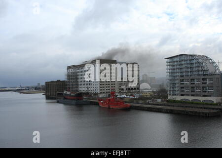 London, UK. 5. Februar 2015. Millennium Mills, Cannning Stadtbrand sieht 8 Feuerwehrautos und fast 60 Feuerwehrleute bekämpfen das Feuer. Die Feuerwehr wurde alarmiert, um das Feuer in den ganzen 12:30hrs am Donnerstagnachmittag. Das Feuer wird berichtet, dass in den vierten und fünften Stock von der halben million sq ft Denkmalschutz eingedämmt haben. Eine Feuer-Ermittlungsgruppe sandte der Szene zu bestimmen, die Ursache für den Brand. Bildnachweis: HOT SHOTS/Alamy Live-Nachrichten Stockfoto