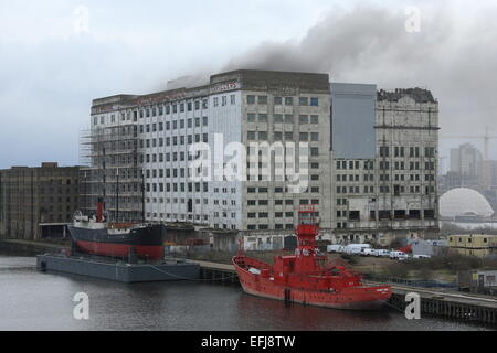 London, UK. 5. Februar 2015. Millennium Mills, Cannning Stadtbrand sieht 8 Feuerwehrautos und fast 60 Feuerwehrleute bekämpfen das Feuer. Die Feuerwehr wurde alarmiert, um das Feuer in den ganzen 12:30hrs am Donnerstagnachmittag. Das Feuer wird berichtet, dass in den vierten und fünften Stock von der halben million sq ft Denkmalschutz eingedämmt haben. Eine Feuer-Ermittlungsgruppe sandte der Szene zu bestimmen, die Ursache für den Brand. Bildnachweis: HOT SHOTS/Alamy Live-Nachrichten Stockfoto