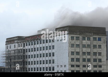 London, UK. 5. Februar 2015. Millennium Mills, Cannning Stadtbrand sieht 8 Feuerwehrautos und fast 60 Feuerwehrleute bekämpfen das Feuer. Die Feuerwehr wurde alarmiert, um das Feuer in den ganzen 12:30hrs am Donnerstagnachmittag. Das Feuer wird berichtet, dass in den vierten und fünften Stock von der halben million sq ft Denkmalschutz eingedämmt haben. Eine Feuer-Ermittlungsgruppe sandte der Szene zu bestimmen, die Ursache für den Brand. Bildnachweis: HOT SHOTS/Alamy Live-Nachrichten Stockfoto