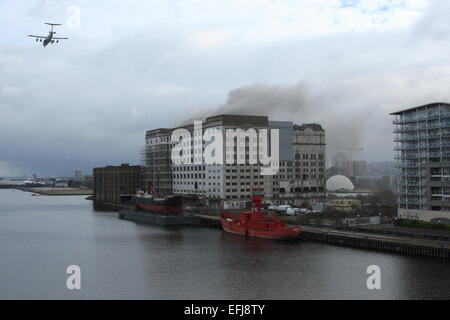 London, UK. 5. Februar 2015. Millennium Mills, Cannning Stadtbrand sieht 8 Feuerwehrautos und fast 60 Feuerwehrleute bekämpfen das Feuer. Die Feuerwehr wurde alarmiert, um das Feuer in den ganzen 12:30hrs am Donnerstagnachmittag. Das Feuer wird berichtet, dass in den vierten und fünften Stock von der halben million sq ft Denkmalschutz eingedämmt haben. Eine Feuer-Ermittlungsgruppe sandte der Szene zu bestimmen, die Ursache für den Brand. Bildnachweis: HOT SHOTS/Alamy Live-Nachrichten Stockfoto