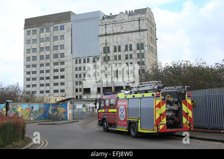 London, UK. 5. Februar 2015. Millennium Mills, Cannning Stadtbrand sieht 8 Feuerwehrautos und fast 60 Feuerwehrleute bekämpfen das Feuer. Die Feuerwehr wurde alarmiert, um das Feuer in den ganzen 12:30hrs am Donnerstagnachmittag. Das Feuer wird berichtet, dass in den vierten und fünften Stock von der halben million sq ft Denkmalschutz eingedämmt haben. Eine Feuer-Ermittlungsgruppe sandte der Szene zu bestimmen, die Ursache für den Brand. Bildnachweis: HOT SHOTS/Alamy Live-Nachrichten Stockfoto