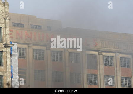 London, UK. 5. Februar 2015. Millennium Mills, Cannning Stadtbrand sieht 8 Feuerwehrautos und fast 60 Feuerwehrleute bekämpfen das Feuer. Die Feuerwehr wurde alarmiert, um das Feuer in den ganzen 12:30hrs am Donnerstagnachmittag. Das Feuer wird berichtet, dass in den vierten und fünften Stock von der halben million sq ft Denkmalschutz eingedämmt haben. Eine Feuer-Ermittlungsgruppe sandte der Szene zu bestimmen, die Ursache für den Brand. Bildnachweis: HOT SHOTS/Alamy Live-Nachrichten Stockfoto