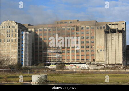 London, UK. 5. Februar 2015. Millennium Mills, Cannning Stadtbrand sieht 8 Feuerwehrautos und fast 60 Feuerwehrleute bekämpfen das Feuer. Die Feuerwehr wurde alarmiert, um das Feuer in den ganzen 12:30hrs am Donnerstagnachmittag. Das Feuer wird berichtet, dass in den vierten und fünften Stock von der halben million sq ft Denkmalschutz eingedämmt haben. Eine Feuer-Ermittlungsgruppe sandte der Szene zu bestimmen, die Ursache für den Brand. Bildnachweis: HOT SHOTS/Alamy Live-Nachrichten Stockfoto