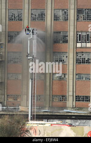 London, UK. 5. Februar 2015. Millennium Mills, Cannning Stadtbrand sieht 8 Feuerwehrautos und fast 60 Feuerwehrleute bekämpfen das Feuer. Die Feuerwehr wurde alarmiert, um das Feuer in den ganzen 12:30hrs am Donnerstagnachmittag. Das Feuer wird berichtet, dass in den vierten und fünften Stock von der halben million sq ft Denkmalschutz eingedämmt haben. Eine Feuer-Ermittlungsgruppe sandte der Szene zu bestimmen, die Ursache für den Brand. Bildnachweis: HOT SHOTS/Alamy Live-Nachrichten Stockfoto