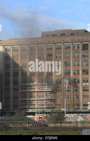 London, UK. 5. Februar 2015. Millennium Mills, Cannning Stadtbrand sieht 8 Feuerwehrautos und fast 60 Feuerwehrleute bekämpfen das Feuer. Die Feuerwehr wurde alarmiert, um das Feuer in den ganzen 12:30hrs am Donnerstagnachmittag. Das Feuer wird berichtet, dass in den vierten und fünften Stock von der halben million sq ft Denkmalschutz eingedämmt haben. Eine Feuer-Ermittlungsgruppe sandte der Szene zu bestimmen, die Ursache für den Brand. Bildnachweis: HOT SHOTS/Alamy Live-Nachrichten Stockfoto