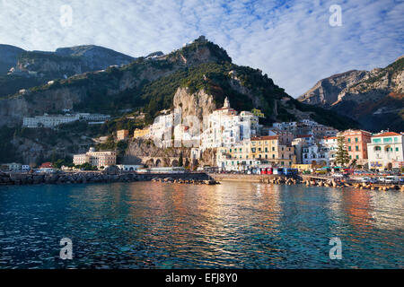 Reisen Sie in Italien, Aussicht auf wunderschöne Amalfi Stadt, in der Costiera Amalfitana, Golf von Sorrent. Campanira, Italien. Stockfoto