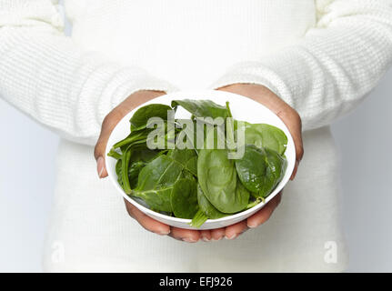 Ethnische Mädchen hält Schüssel Salat Stockfoto