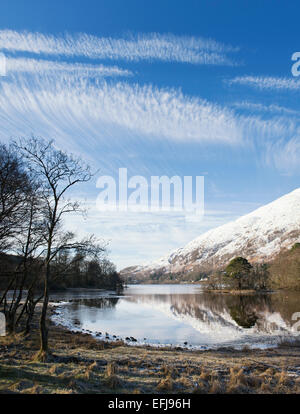 Cirruswolken über Loch Awe im Winter. Argyll and Bute, Scotland. Stockfoto