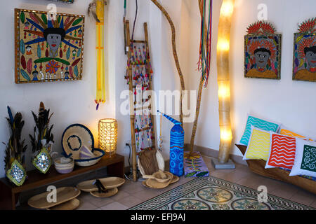 Galerie und Shop Souvenirs Kuna in Panama City Casco Viejo Kuna indische traditionelle handwerkliche Elemente Verkäufer von Kuna Stamm.  Alt Stockfoto