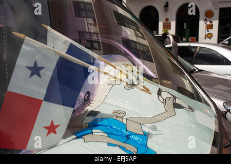 Panama Flagge spiegelt sich in dem Glas eines Autos. Panama Viejo Altstadt Weltkulturerbe von UNESCO, Casco Antiguo, Barri Stockfoto