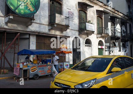 Gelbes Taxi Cub im Casco Antiguo historische Stadt Panama City Central America alte Bürgerhäuser. Das Essen in Panama ist tendenziell gut Stockfoto