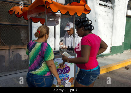 Einheimischen Mädchen kaufen Eis an einer Straßenecke stall verkauft Eis im Casco Antiguo historische Stadt Panama City Central America alt Stockfoto