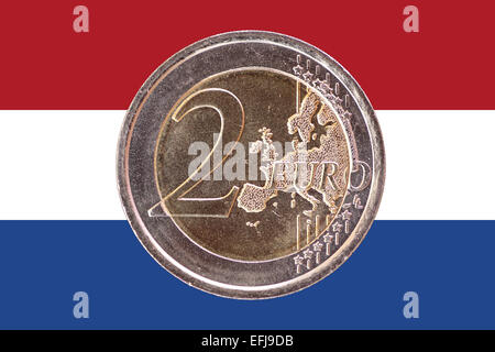 Gemeinsame Seite von zwei Euro Münze auf der Flagge der Niederlande als Hintergrund isoliert Stockfoto